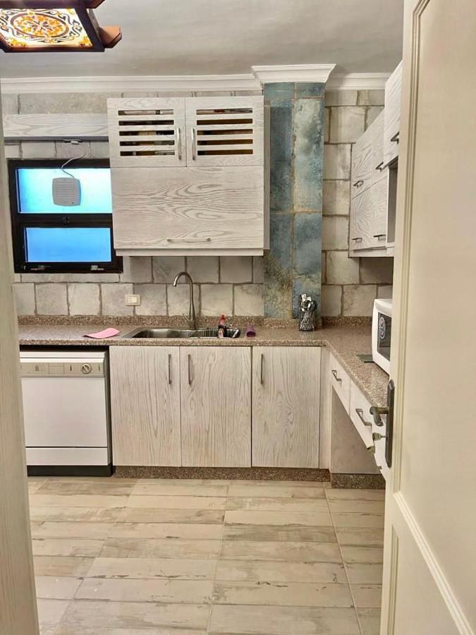 Luxurious 3 Bedroom Rustic Apartment Overlooking Huge Garden - For Families And Couples ไคโร ภายนอก รูปภาพ