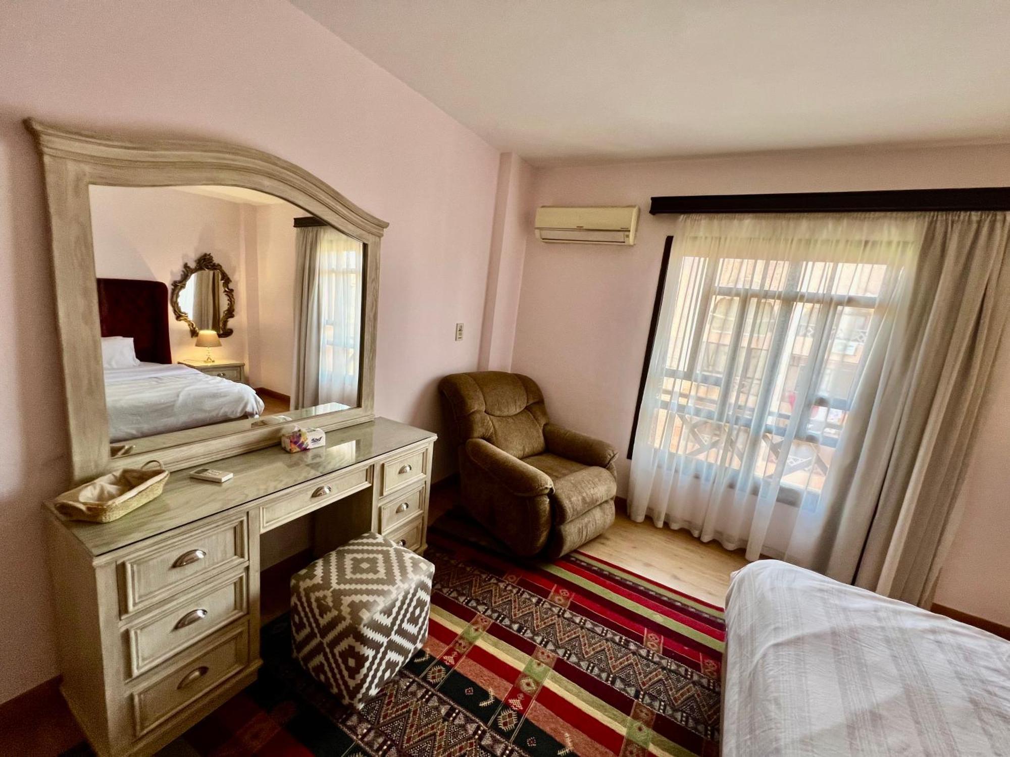 Luxurious 3 Bedroom Rustic Apartment Overlooking Huge Garden - For Families And Couples ไคโร ภายนอก รูปภาพ